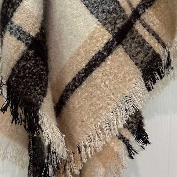 Vince Camuto Elegant Hooded Plaid Topper/Poncho Black/Ivory One Size NWOT - Picture 4 of 11